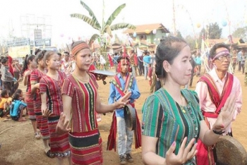 ງານ​ບຸນ​ປະ­ເພ­ນີ​ເຜົ່າ​ກະ​ຕູ ຢູ່ແຂວງເຊກອງ ຂອງລາວ