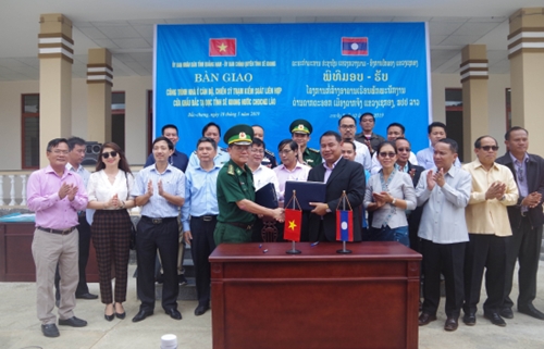 ພິທີມອບ-ຮັບກິດຈະກໍາເຮືອນຢູ່ໃຫ້ປ້ອມກວດກາປະສົມດ່ານຊາຍແດນດັກຕາອອກ