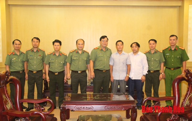 ການນໍາຕໍາຫຼວດແຂວງແທງຮວ໋າຕ້ອນຮັບຄະນະປະຕິບັດງານຕໍາຫຼວດແຂວງຫົວພັນ
