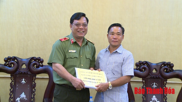 ການນໍາຕໍາຫຼວດແຂວງແທງຮວ໋າຕ້ອນຮັບຄະນະປະຕິບັດງານຕໍາຫຼວດແຂວງຫົວພັນ