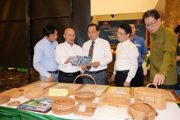 ນັກ​ທຸ​ລະ​ກິດ​ສະ​ຫວັນ​ນະ​ເຂດ-ກວາງ​ບິງ​ສົນ​ໃຈ​ຮ່ວມ​ມື​ດ້ານ​ການ​ຄ້າ​ຮ່ວມ​ກັນ