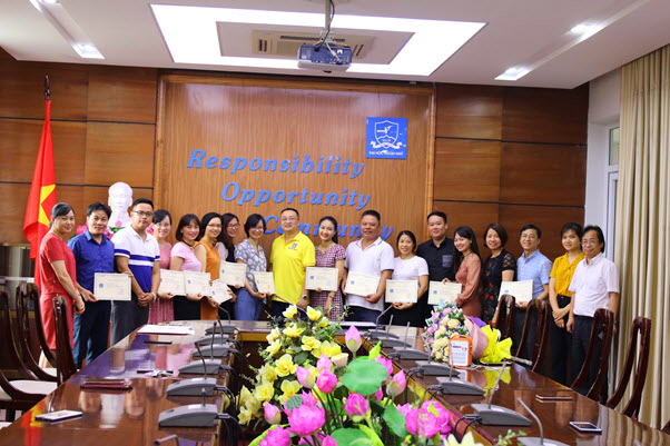 ສຳເລັດໄປດ້ວຍດີຊຸດຝຶກອົບຮົມພາສາລາວໃຫ້ພະນັກງານ ແລະ ຄູອາຈານ ພາຍໃນໂຮງຮຽນມະຫາວິທະຍາໄລພາສາຕ່າງປະເທດ
