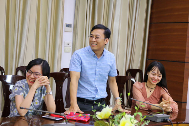 ສຳເລັດໄປດ້ວຍດີຊຸດຝຶກອົບຮົມພາສາລາວໃຫ້ພະນັກງານ ແລະ ຄູອາຈານ ພາຍໃນໂຮງຮຽນມະຫາວິທະຍາໄລພາສາຕ່າງປະເທດ