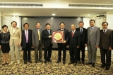ສະມາຄ ມມ ດຕະພາບ ແລະ ຮ ວມມ ຫວຽດນາມ ຝະລ ງ ໄດ ມອບຜ າບ ງປາກດ ານການແພດ ໃຫ ປະຊາຊ ນຝະລ ງ