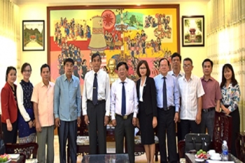 ຄະນະພະນັກງານແຂວງ ເຊກອງ ຢ້ຽມຢາມ ແລະ ເຮັດວຽກ ຢູ່ ແຂວງ ກອນຕູມ ສສ ຫວຽດນາມ