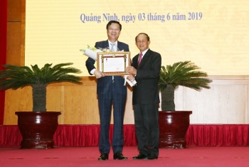 ມອບຫຼຽນໄຊ ປະທານປະເທດແຫ່ງ ສປປ ລາວໃຫ້ແກ່ ບຸກຄົນ ແລະ  ໝູ່ຄະນະ ຂອງແຂວງ ກວ້າງນີງ