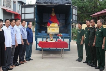 ສົ່ງອັດຖິທະຫານອາສາສະໝັກ ຫວຽດນາມ ທີ່ເສຍສະຫຼະຊີວິດຢູ່ ລາວ 12 ຊຸດກັບເມືອປະເທດ