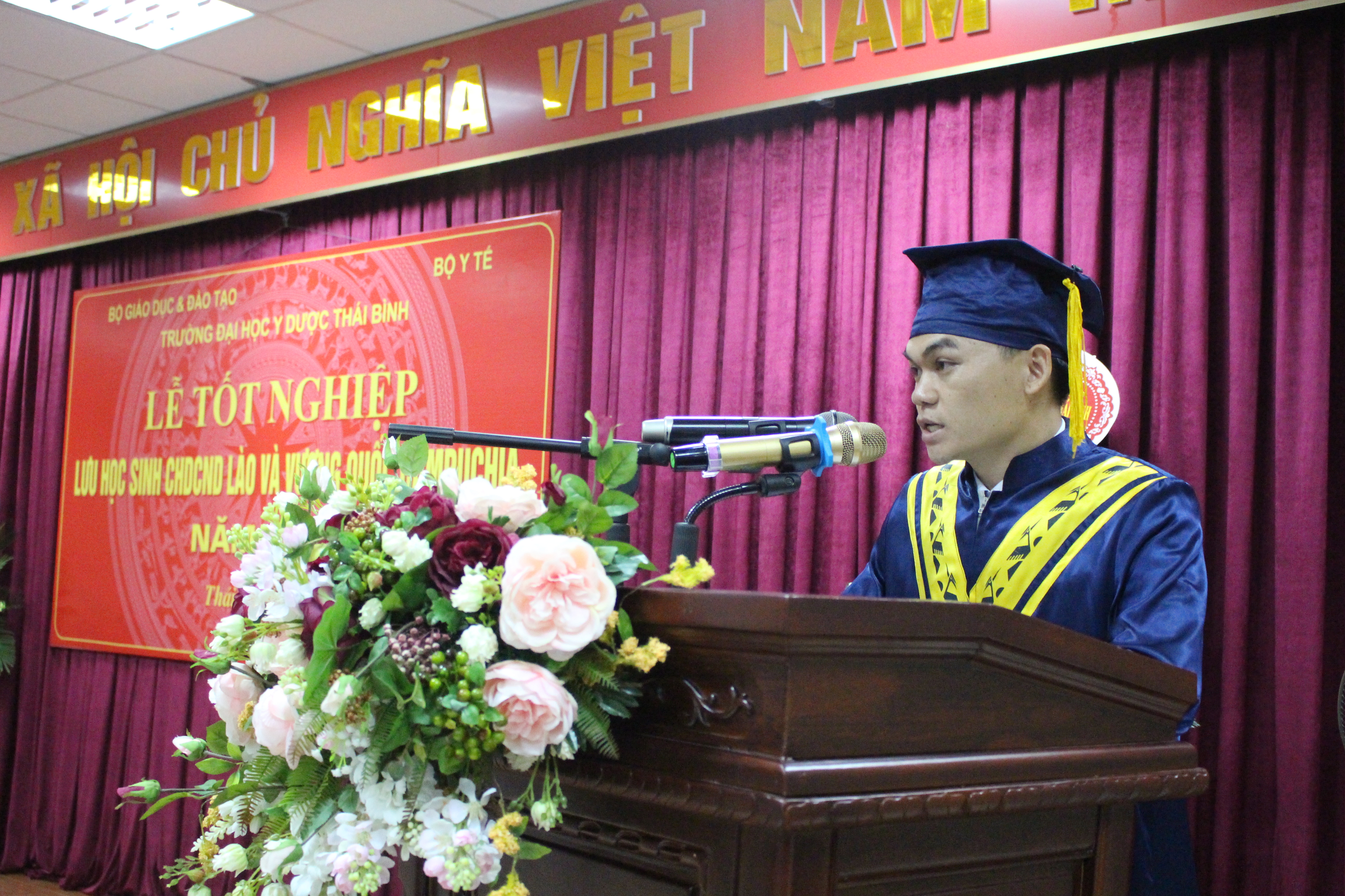 ມະຫາວິທະຍາໄລ ແພດການຢາ ຖ໋າຍບິິ່ງ ມອບໃບປະກາດ ໃຫ້ນັກສຶກສາລາວ ແລະ ກໍາປູເຈຍ ຈຳນວນ 44 ຄົນ: ບັນດາທ່ານຫມໍ ຈາກນ້ຳໃຈມິດຕະພາບ
