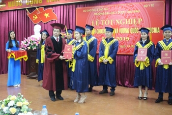 ມະຫາວິທະຍາໄລ ແພດການຢາ ຖ໋າຍບິິ່ງ ມອບໃບປະກາດ ໃຫ້ນັກສຶກສາລາວ ແລະ ກໍາປູເຈຍ ຈຳນວນ 44 ຄົນ: ບັນດາທ່ານຫມໍ ຈາກນ້ຳໃຈມິດຕະພາບ