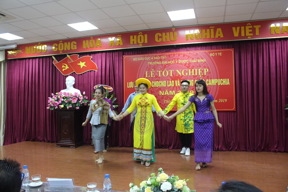 ມະຫາວິທະຍາໄລ ແພດການຢາ ຖ໋າຍບິິ່ງ ມອບໃບປະກາດ ໃຫ້ນັກສຶກສາລາວ ແລະ ກໍາປູເຈຍ ຈຳນວນ 44 ຄົນ: ບັນດາທ່ານຫມໍ ຈາກນ້ຳໃຈມິດຕະພາບ