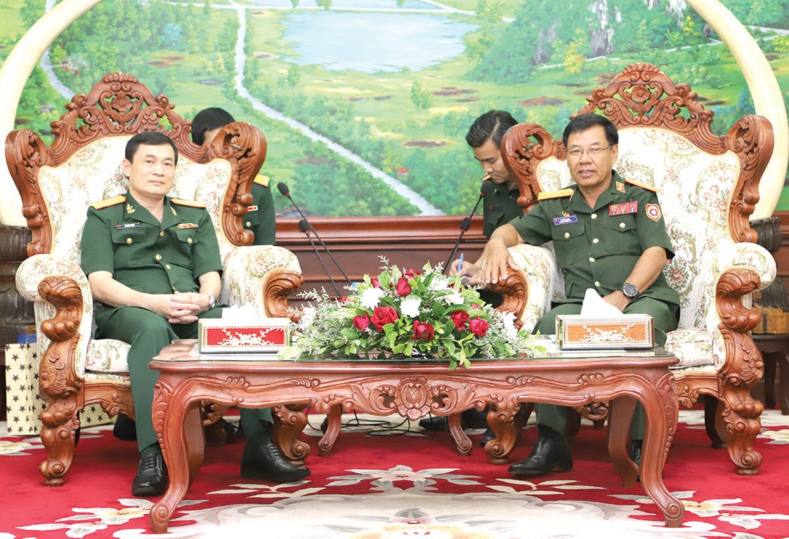 ທ່ານ ພັນເອກ ເລ ວັນ ທ້ວນ ຮອງຫົວຫນ້າກົມການເງິນກອງທັບ ປະຊາຊົນຫວຽດນາມ ຕ້ອນຮັບ ຮອງລັດຖະມົນຕີກະຊວງປ້ອງກັນປະເທດ ແຫ່ງ ສປປ ລາວ.