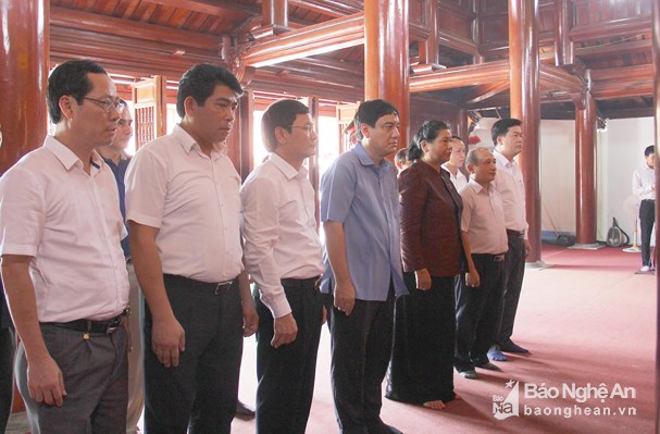 ຮອງປະທານສະພາແຫ່ງຊາດຫວຽດນາມ ຖະຫວາຍທູບທຽນ ທີ່ ສຸສານນັກຮົບເສຍສະຫຼະຊີວິດສາກົນ ຫວຽດນາມ - ລາວ