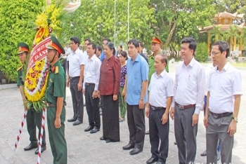 ຮອງປະທານສະພາແຫ່ງຊາດຫວຽດນາມ ຖະຫວາຍທູບທຽນ ທີ່ ສຸສານນັກຮົບເສຍສະຫຼະຊີວິດສາກົນ ຫວຽດນາມ - ລາວ