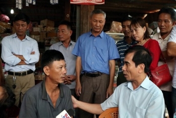 ກົງສຸນໃຫຍ່ຫວຽດນາມ ປະຈຳ ສປປ ລາວ ຢ້ຽມຢາມຄອບຄົວທີ່ໄດ້ຮັບຜົນກະທົບຈາກເຫດການເຂື່ອນແຕກ