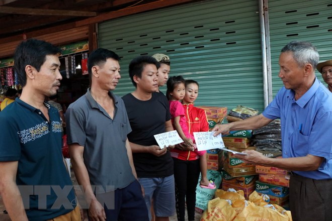 ກົງສຸນໃຫຍ່ຫວຽດນາມ ປະຈຳ ສປປ ລາວ ຢ້ຽມຢາມຄອບຄົວທີ່ໄດ້ຮັບຜົນກະທົບຈາກເຫດການເຂື່ອນແຕກ