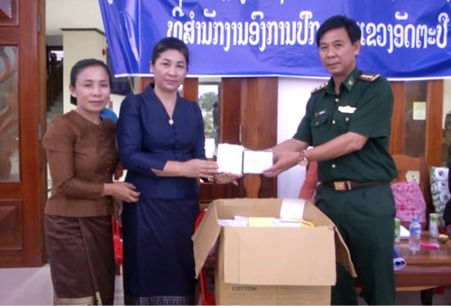 ທະຫານຊາຍແດນແຂວງ ກອນຕຸມ ໜູນຊ່ວຍປະຊາຊົນລາວຖືກຜົນສະທ້ອນຈາກເຫດເຂື່ອນໄຟຟ້າເຊປຽນ-ເຊນໍ້ານ້ອຍແຕກ