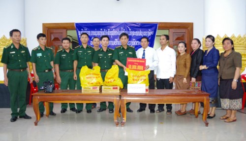 ທະຫານຊາຍແດນແຂວງ ກອນຕຸມ ໜູນຊ່ວຍປະຊາຊົນລາວຖືກຜົນສະທ້ອນຈາກເຫດເຂື່ອນໄຟຟ້າເຊປຽນ-ເຊນໍ້ານ້ອຍແຕກ