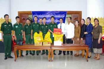 ທະຫານຊາຍແດນແຂວງ ກອນຕຸມ ໜູນຊ່ວຍປະຊາຊົນລາວຖືກຜົນສະທ້ອນຈາກເຫດເຂື່ອນໄຟຟ້າເຊປຽນ-ເຊນໍ້ານ້ອຍແຕກ