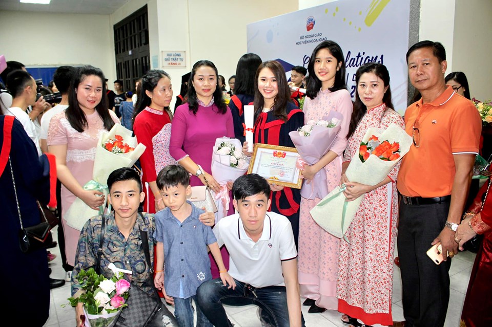 ສະຖາບັນການຕ່າງປະເທດຫວຽດນາມ ມອບໃບປະກາດໃຫ້ນັກສຶກສາລາວທັງຫມົດ 18 ນ້ອງ