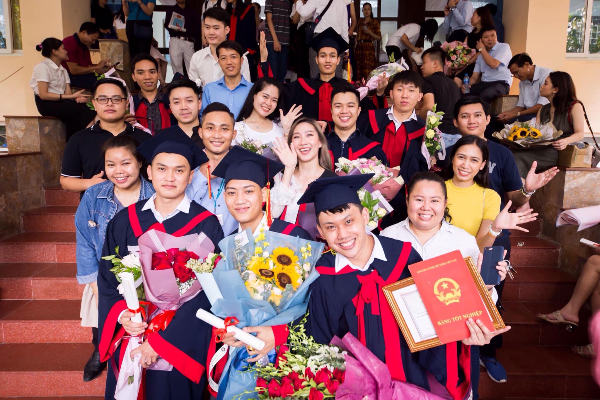 ສະຖາບັນການຕ່າງປະເທດຫວຽດນາມ ມອບໃບປະກາດໃຫ້ນັກສຶກສາລາວທັງຫມົດ 18 ນ້ອງ