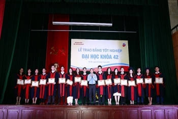 ສະຖາບັນການຕ່າງປະເທດຫວຽດນາມ ມອບໃບປະກາດໃຫ້ນັກສຶກສາລາວທັງຫມົດ 18 ນ້ອງ
