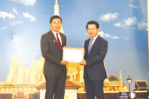 ລັດຖະບານ ລາວ ມອບຫຼຽນໄຊມິດຕະພາບໃຫ້ທູດສິງກະໂປ