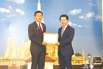 ລັດຖະບານ ລາວ ມອບຫຼຽນໄຊມິດຕະພາບໃຫ້ທູດສິງກະໂປ