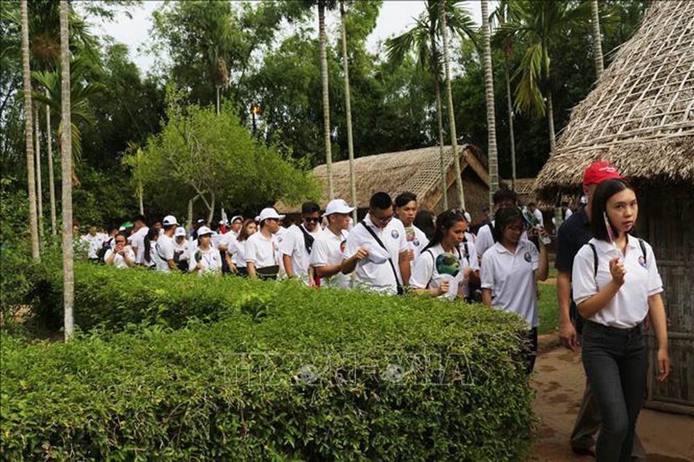 ຊາວຫນຸ່ມ ນັກສຶກສາ ຫວຽດນາມ ອາໄສຢູ່ຕ່າງປະເທດ ກັບຄືນເມືອຢ້ຽມຢາມບ້ານເກີດເມືອງນອນຂອງລຸງໂຮ່