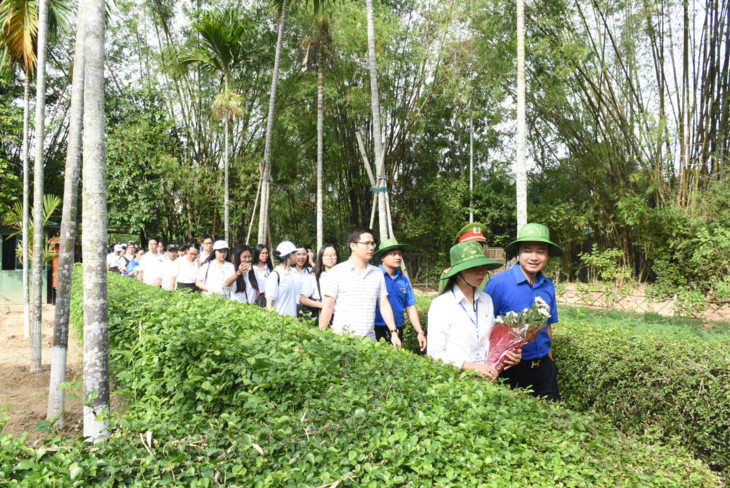 ຊາວຫນຸ່ມ ນັກສຶກສາ ຫວຽດນາມ ອາໄສຢູ່ຕ່າງປະເທດ ກັບຄືນເມືອຢ້ຽມຢາມບ້ານເກີດເມືອງນອນຂອງລຸງໂຮ່