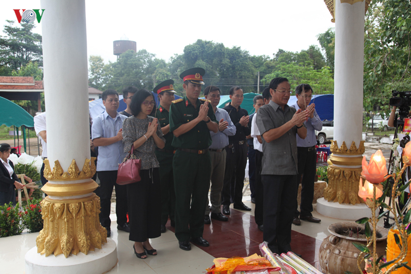 ສະຖານທູດຫວຽດນາມປະຈຳຢູ່ ສປປລາວ ໄດ້ວາງທູບເພື່ອສະແດງຄວາມຮູ້ບຸນຄຸນ ນັກຮົບເສຍສະຫຼະຊີວິດເພື່ອຊາດ
