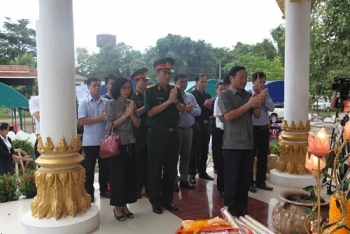 ສະຖານທູດຫວຽດນາມປະຈຳຢູ່ ສປປລາວ ໄດ້ວາງທູບເພື່ອສະແດງຄວາມຮູ້ບຸນຄຸນ ນັກຮົບເສຍສະຫຼະຊີວິດເພື່ອຊາດ