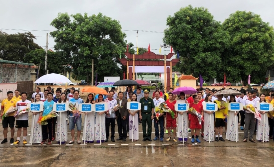 ເປີດການແຂ່ງຂັນກິລາບານເຕະ ແລະ ບານສົ່ງ ເພື່ອຄຳນັບຮັບຕ້ອນ ວັນພົບປະແລກປ່ຽນມິດຕະພາບຊາຍແດນຫວຽດນາມ - ລາວ