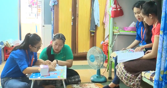 ອາສາສະໝັກຫວຽດນາມ ສອນພາສາຫວຽດໃຫ້ນັກຮຽນລາວ