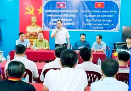 ສະມາຄົມຊາວຫວຽດນາມ ອຸດົມໄຊ ບໍລິຈາກເງິນໜູນຊ່ວຍປະຊາຊົນລາວ