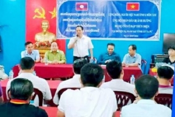 ສະມາຄົມຊາວຫວຽດນາມ ອຸດົມໄຊ ບໍລິຈາກເງິນໜູນຊ່ວຍປະຊາຊົນລາວ