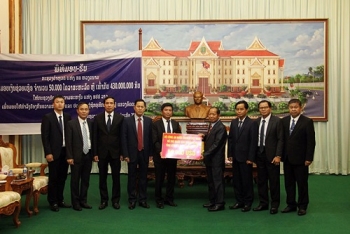 ກະຊວງ ຕຳຫຼວດຫວຽດນາມ ມອບເງິນ 50.000 USD ຊ່ວຍເຫຼືອປະຊາຊົນລາວ ຢູ່ເຂດໄພພິບັດ
