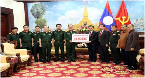 ກະຊວງປ້ອງກັນປະເທດຫວຽດນາມ ມອບເງິນຊ່ວຍເຫລືອຜູ້ປະສົບໄພ ຢູ່ແຂວງ ອັດຕະປື