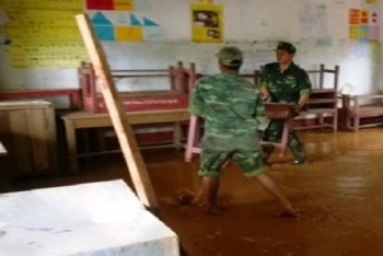 ພະນັກງານ, ນັກຮົບກອງບັນຊາການທະຫານແຂວງກອນຕຸມ ເຂົ້າຮ່ວມການແກ້ໄຂຜົນຮ້າຍຢ້ອນຫຼັງຈາກເຫດເຂື່ອນໄຟຟ້າແຕກຢູ່ລາວ
