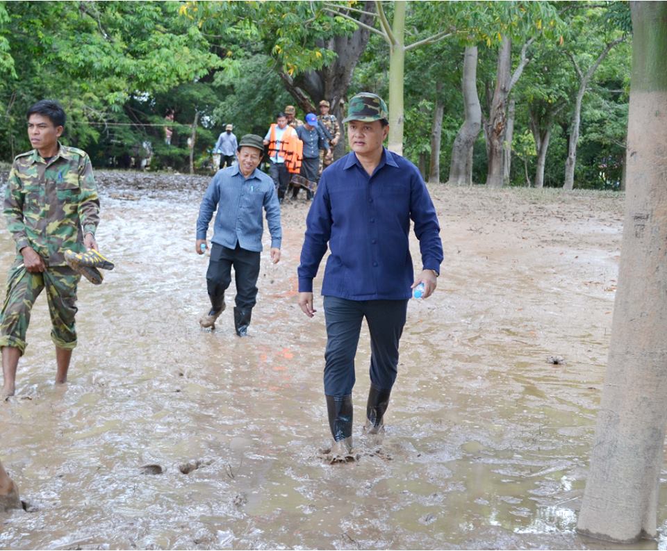 ເຈົ້າແຂວງສະຫວັນນະເຂດ ລົງຕິດຕາມເບິ່ງຜົນເສຍຫາຍຈາກນ້ຳຖ້ວມ ຢູ່ 3 ເມືອງ