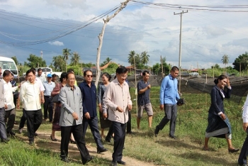 ນາຍົກ ເນັ້ນຫາດຊາຍຟອງ ປູກພືດຜັກປອດສານພິດໃຫ້ຫຼາຍຂຶ້ນ
