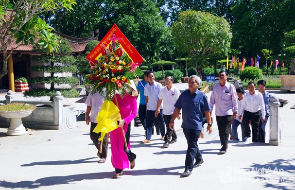 ຄະນະຜູ້ແທນແຂວງບໍລິຄຳໄຊ (ລາວ) ໄດ້ຖະຫວາຍດອກໄມ້, ຖະຫວາຍທູບທຽນ ອາໄລຫາປະທານ ໂຮ່ຈີມິນ