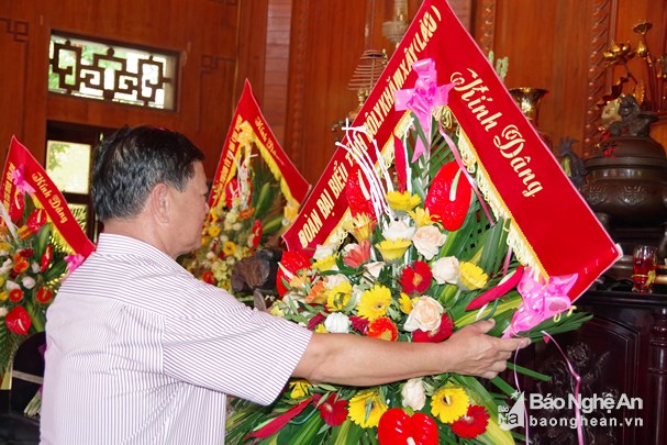 ຄະນະຜູ້ແທນແຂວງບໍລິຄຳໄຊ (ລາວ) ໄດ້ຖະຫວາຍດອກໄມ້, ຖະຫວາຍທູບທຽນ ອາໄລຫາປະທານ ໂຮ່ຈີມິນ
