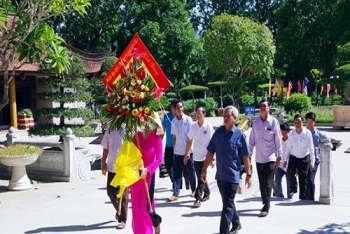 ຄະນະຜູ້ແທນແຂວງບໍລິຄຳໄຊ (ລາວ) ໄດ້ຖະຫວາຍດອກໄມ້, ຖະຫວາຍທູບທຽນ ອາໄລຫາປະທານ ໂຮ່ຈີມິນ