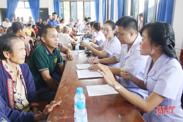 ຊາວໜຸ່ມອາສາສະໝັກແຂວງຮ່າຕິ້ງ ກວດກາສຸຂະພາບ  ແລະ ແຈກຢາປົວພະຍາດໂດຍບໍ່ເສຍຄ່າ ໃຫ້ແກ່ປະຊາຊົນລາວກວ່າ 500 ຄົນ