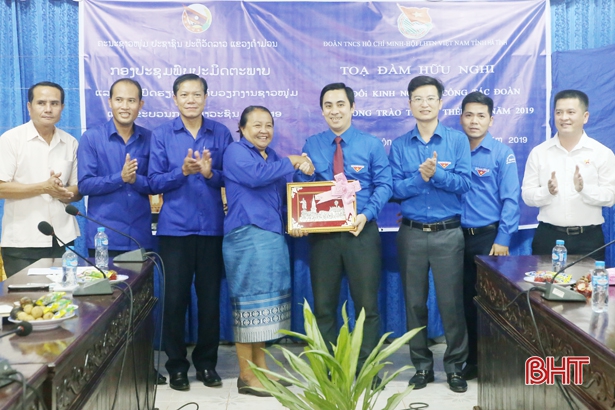 ຊາວໜຸ່ມອາສາສະໝັກແຂວງຮ່າຕິ້ງ ກວດກາສຸຂະພາບ  ແລະ ແຈກຢາປົວພະຍາດໂດຍບໍ່ເສຍຄ່າ ໃຫ້ແກ່ປະຊາຊົນລາວກວ່າ 500 ຄົນ