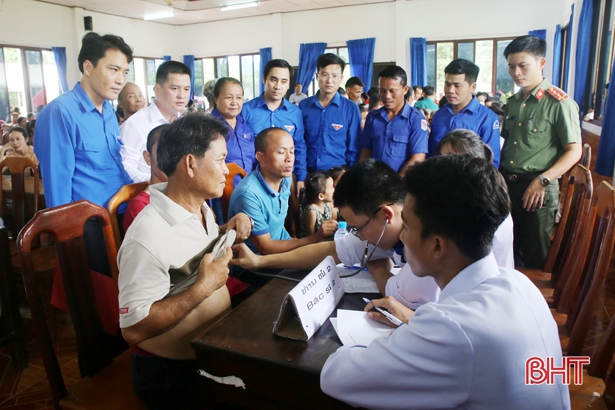 ຊາວໜຸ່ມອາສາສະໝັກແຂວງຮ່າຕິ້ງ ກວດກາສຸຂະພາບ  ແລະ ແຈກຢາປົວພະຍາດໂດຍບໍ່ເສຍຄ່າ ໃຫ້ແກ່ປະຊາຊົນລາວກວ່າ 500 ຄົນ