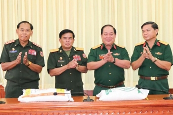ກອງບັນຊາການທະຫານແຂວງຈຳປາສັກ ຢ້ຽມຢາມກອງບັນຊາການທະຫານແຂວງບິງດີງ
