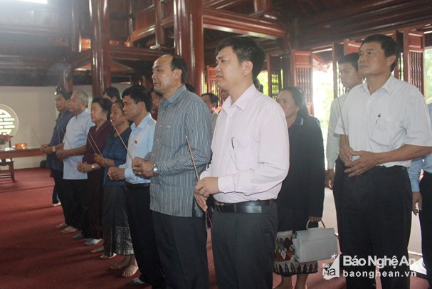 ຄະນະຜູ້ແທນສະພາແຫ່ງຊາດ ເຂດ 9, ສປປ ລາວຖະຫວາຍດອກໄມ້ທູບທຽນ ຢູ່ ສຸສານນັກຮົບເກົ່າສາກົນຫວຽດນາມ - ລາວ