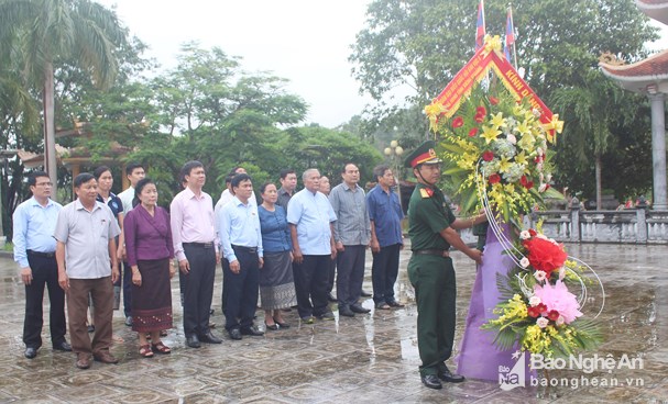 ຄະນະຜູ້ແທນສະພາແຫ່ງຊາດ ເຂດ 9, ສປປ ລາວຖະຫວາຍດອກໄມ້ທູບທຽນ ຢູ່ ສຸສານນັກຮົບເກົ່າສາກົນຫວຽດນາມ - ລາວ