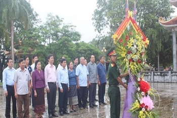 ຄະນະຜູ້ແທນສະພາແຫ່ງຊາດ ເຂດ 9, ສປປ ລາວຖະຫວາຍດອກໄມ້ທູບທຽນ ຢູ່ ສຸສານນັກຮົບເກົ່າສາກົນຫວຽດນາມ - ລາວ